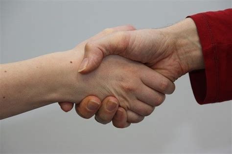 bagaimana asal usul jabat tangan  dilakukan manusia belajar