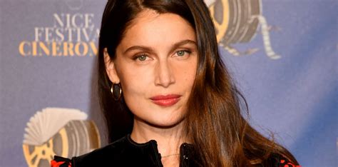 Laetitia Casta topless : jupe en cuir rouge et poses sensuelles, à 44