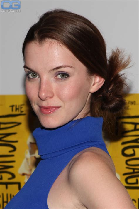 Betty Gilpin nackt, Nacktbilder, Playboy, Nacktfotos, Fakes, Oben Ohne