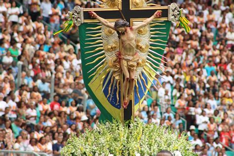 fieis participam da festa  senhor  bonfim arquidiocese de sao