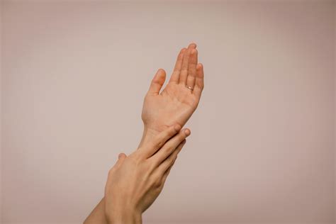 Mani Intrecciate 2