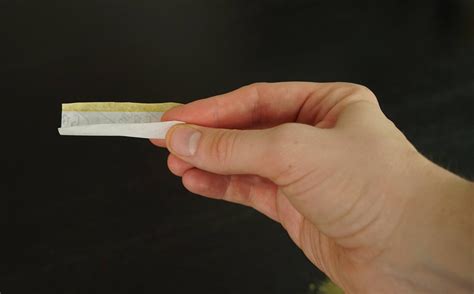 how to roll weed