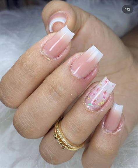 Unha Esfumada Com Esponja Branca - Baby boomer com flor seca | Unhas brancas com rosa, Unha esfumada ...