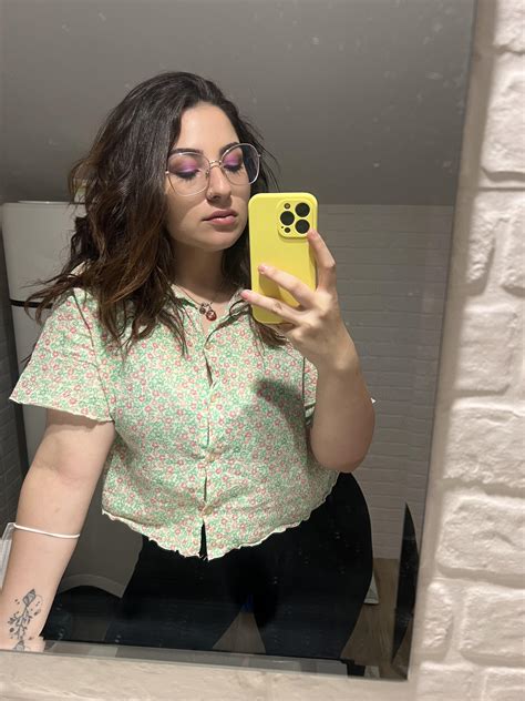 Are other lesbian couples as gross as us? : r/LesbianActually