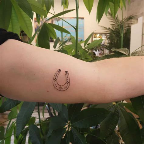 20 Distinguished Horseshoe Tattoo Ideas and Meanings