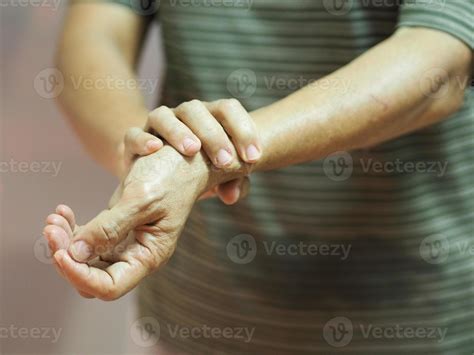 Guillan Barre Syndrome, Vaccine covid-19 coronavirus Treatment, woman