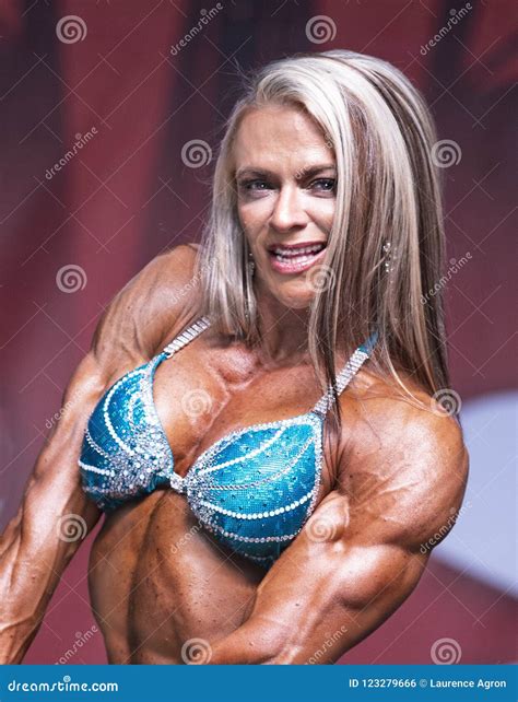 Curvy, Muscled Female Physique Athlete Poses at 2018 Toronto Pro