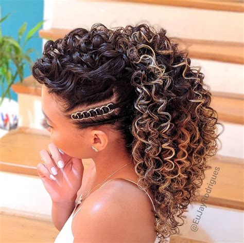 Penteados Rabos De Cavalo Para Festa Cabelo Cacheado - Penteados de madrinha para cabelos cacheados | Penteado moicano cabelo ...