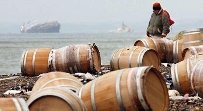 Brits pillage stuck container ship - Ian McCausland Photography