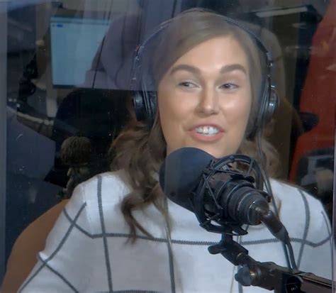 Kelly Put On An X-Rated Show For Some Door Knockers - Free Beer and Hot