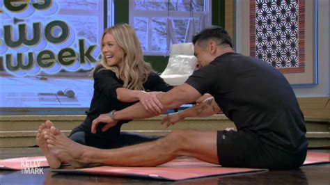 Live fans go wild after Kelly Ripa and husband Mark Consuelos perform