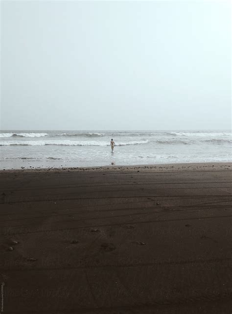«Young Nude Man Running Into The Ocean» del colaborador de Stocksy