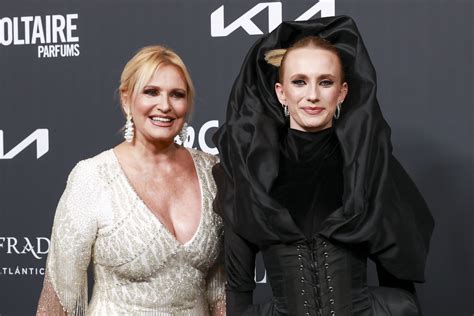 Sensible, discreta, exigente y una artista como sus padres: así es