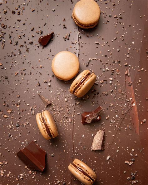 Chocolate vs. vanilla: the ultimate macaron battle! Rich, creamy