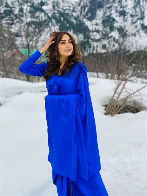 Actress Dinky Kapoor Who Look Gorgeous In Blue Outfit - FilmyNaka