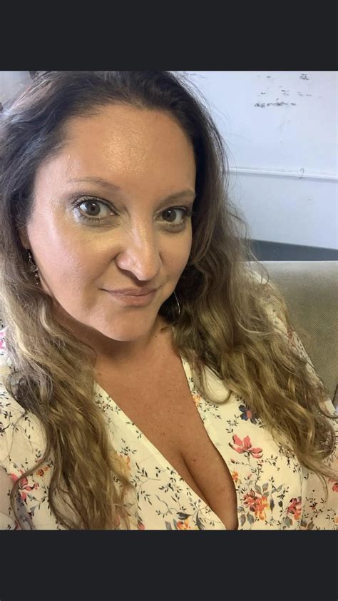 Chubby mommy is at it again with her perfect cleavage | Scrolller