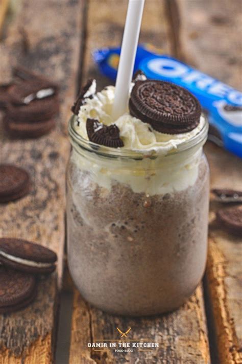 Молочный коктейль с ванильным мороженым, сливками и печеньем "Oreo ...