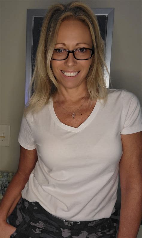 Just an average milf going to the grocery store. : r/cougars_and_milfs_sfw