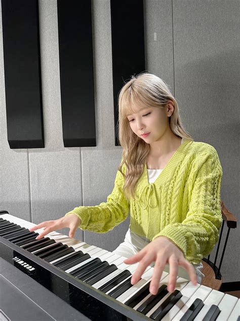 231001 NiziU Twitter Update - [NiziU_CAM] For those of you who still