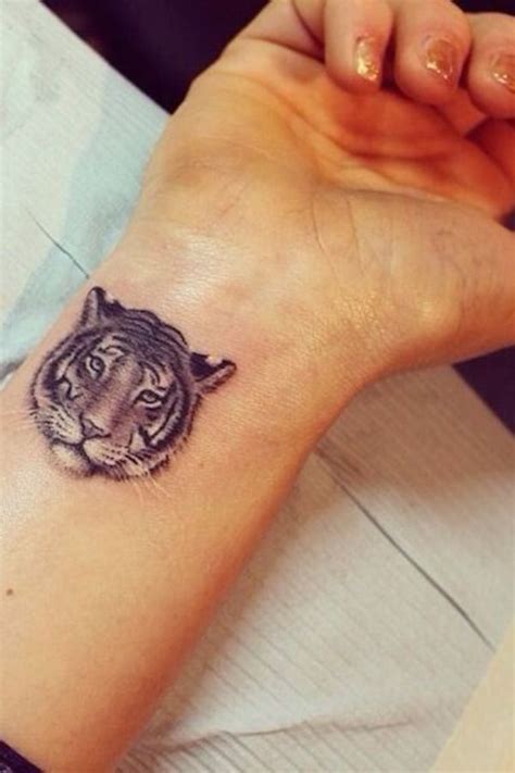37 mini tatuagens femininas | Tiger tattoo, Tiger print tattoos ...