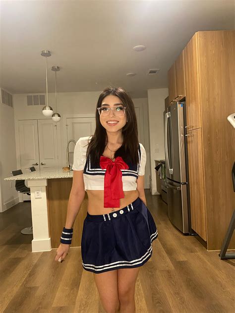 I hope I don’t distract you too much : r/GirlswithGlasses