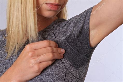 sport woman armpit sweating transpiration stain hyperthyroidism