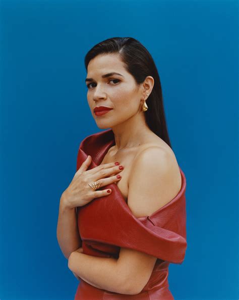 ¿Cuánto mide America Ferrera?