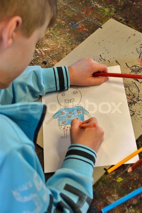 elever er aktive med  tegne mennesker  skolen stock foto colourbox