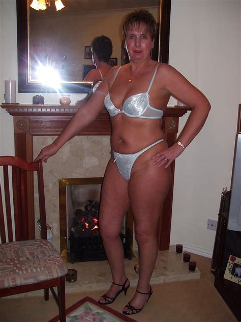 Classy&elegant hot bodied granny Porn Pictures, XXX Photos, Sex Images