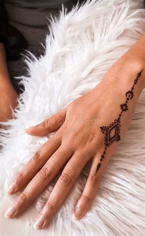 70 Minimal Henna Designs : Side Hand Henna | Henna tattoo designs ...