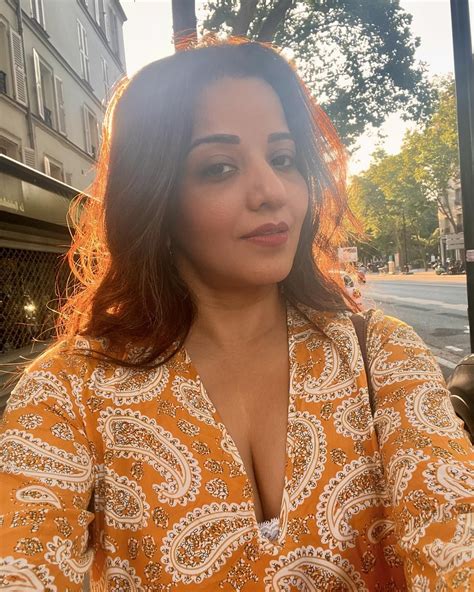 Monalisa hot cleavage exposed in paros streets. - glamsundari.in