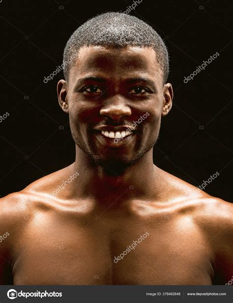 흑인 배경에 섹시 한 흑인 남성. 잘생긴 마초의 프런트 뷰. 연결 된 이미지 — 스톡 사진 © svyatoslavlipik