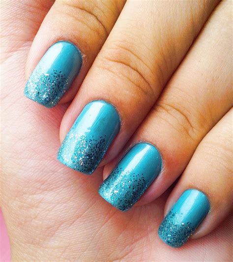 Unha Azul Com Glitter - Milla Borges: DE UNHAS: Azul com Glitter