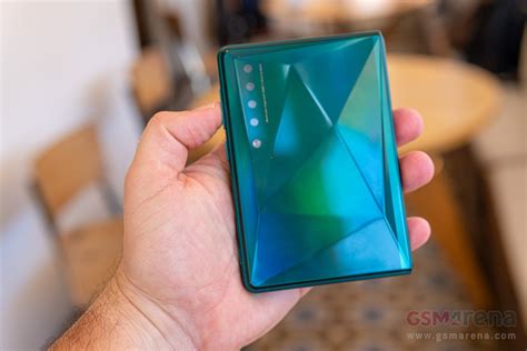 TCL показала необычные складные телефоны: один со сгибающимся в двух ...