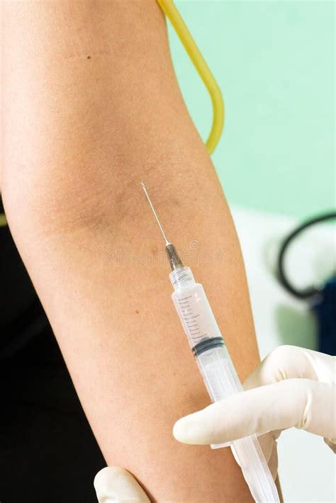 Injection Dans Le Bras - Verticale Image stock - Image du quarantaine
