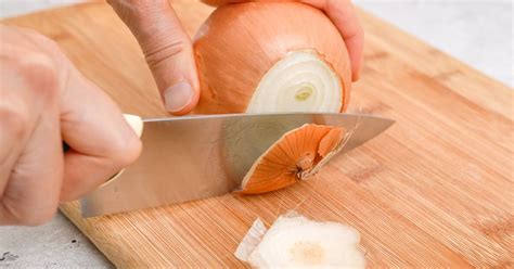 How to chop onions using hack to finely chop in seconds | Express.co.uk