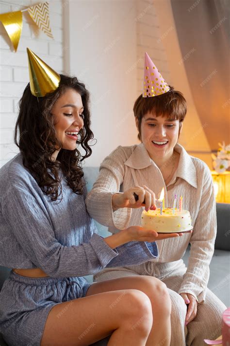 Vista lateral pareja de lesbianas celebrando cumpleaños | Foto Premium