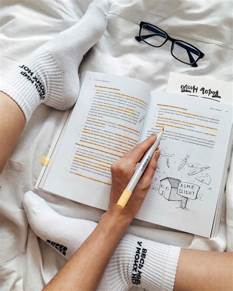 Порчу книги 😱 ⠀ Все детство мне внушали, что рисовать в книжках нельзя ...