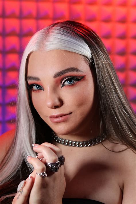 Stef Sanjati - Hi, I think it’s time for a reintroduction! 🥰👋 I haven’t