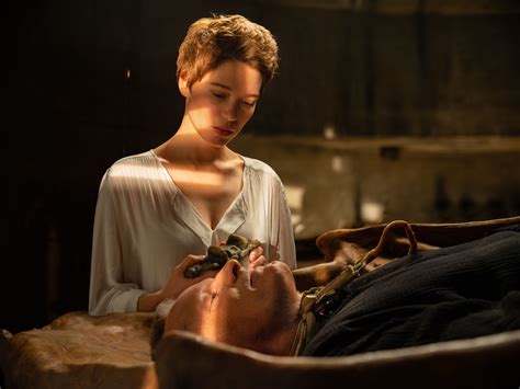 'Crimes of the future': Cronenberg se come a Cronenberg en una ortodoxa