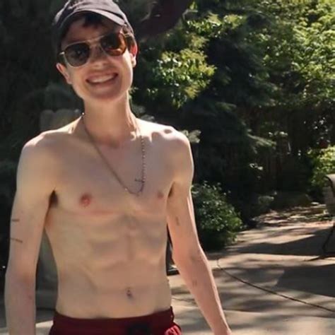 Ellen Page Navel Elliot Page Zeigt Sich Nach Brust Entfernung Erstmals