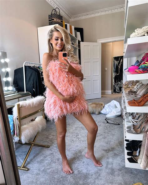 Pregnant Laura Anderson sizzles in eye-catching dress as fans swoon