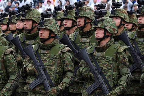 Japão anuncia maior plano militar e rompe tradição de paz - 16/12/2022
