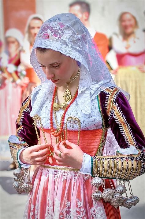 Customs of Sardinia | Robe traditionnelle, Mode traditionnelle, Costume traditionnel