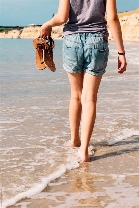 «Teenager Walking Barefoot Along The Beach In South Australia» del ...