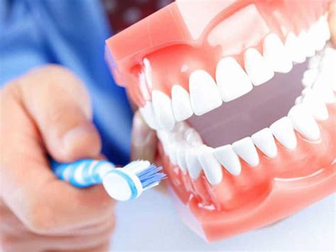 Как правильно чистить зубные протезы | DentalMan