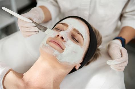 Mulher no estúdio de cosmetologia em um procedimentos | Foto Grátis