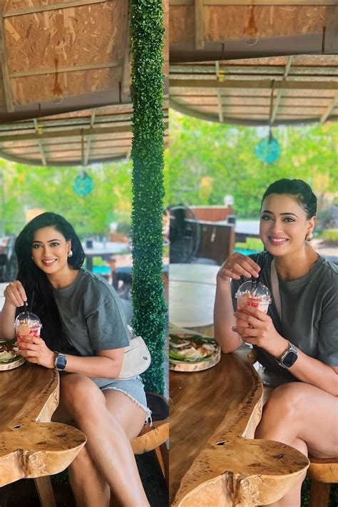 Shweta Tiwari is showing her thunder thighs & voluptuous booty at