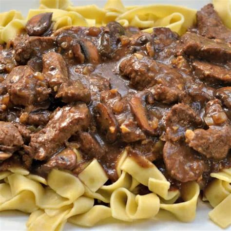 How To Make Beef Tips And Noodles With Brown Gravy? - DeKookGuide