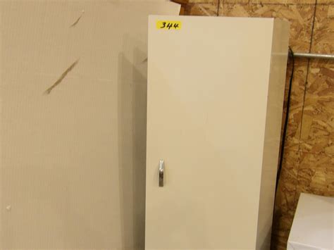 Lot - METAL UTILITY CABINET